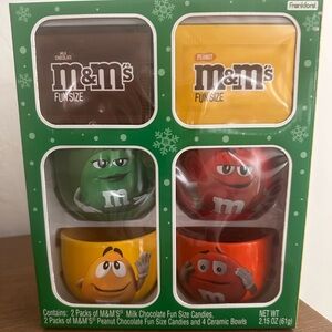 -———————
M&M'S Ceramic Snack Bowl Gift Set with Candy.
